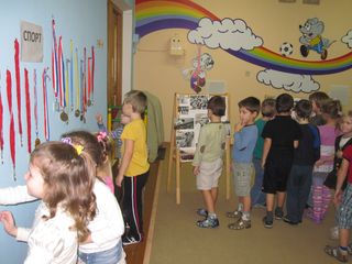 Дети рассматривают медали и фотографии 