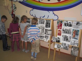 Дети рассматривают награды и фотографии